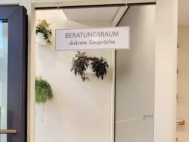 Eingang zu einem Beratungsraum für diskrete Gespräche in der Apotheke mit Wandpflanzen