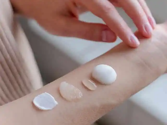 Verschiedene Pflegeprodukte als Proben auf dem Unterarm aufgetragen