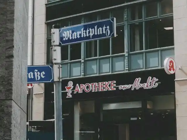 Straßenschilder Marktplatz vor der Apotheke am Markt in Halle