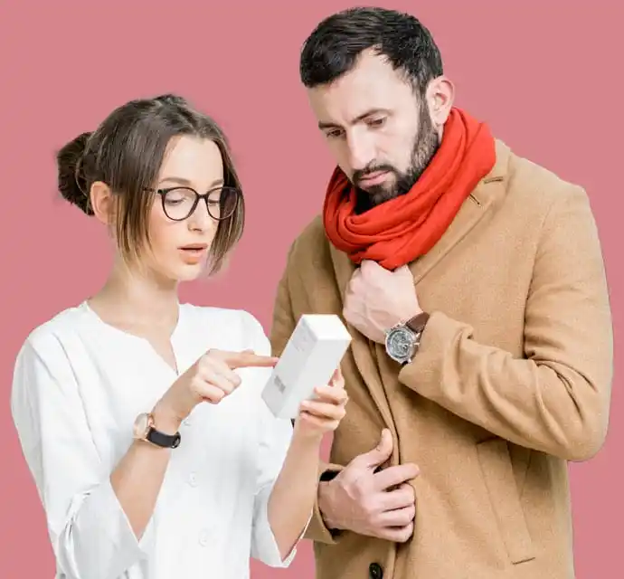 Apothekerin berät erkälteten Mann zu einem Medikament